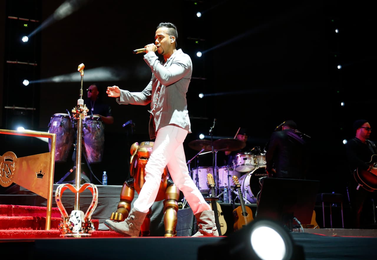 Para todos los chicos que son fans de la bachata, no hay mejor guía de estilo para tener el look bachetero que el de Romeo Santos.