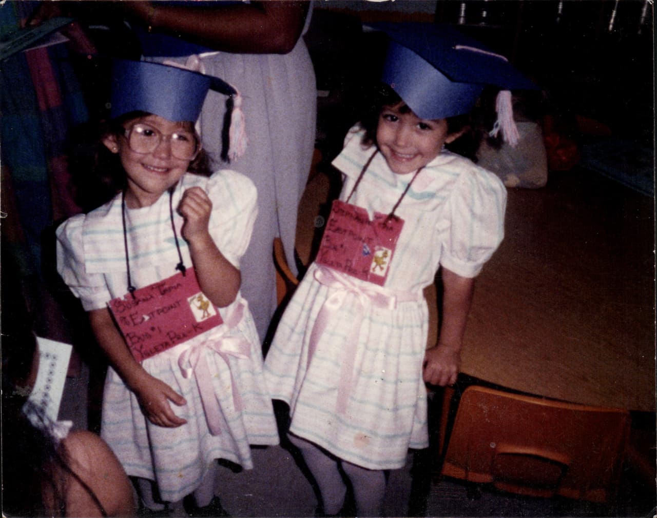 Susana y Alma Stephanie Tapia en su graduación de pre kinder. Las gemelas idénticas nacieron y fueron criadas en El Paso, Texas, hijas de padre argentino y madre colombiana. 
<br>