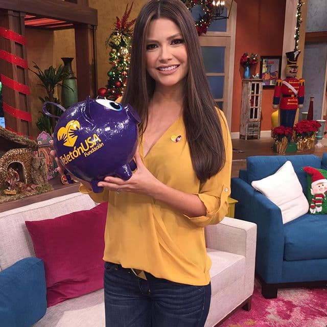 Ana Patricia: "Es #MomentoDeActuar #TeletonUSA Chicago vamos para allá!! Los esperamos hoy y mañana en el Navy Pier estaremos @BarbaraBermudo y su servidora con invitados como @JulianGil y @GabrielSotoBorja".