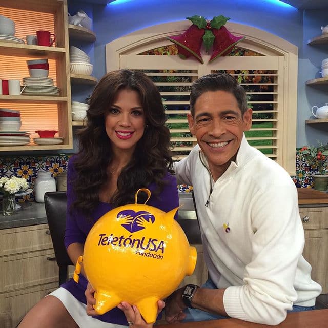 Despierta América: "Unidos por el @teletonusa nuestra @caritoramireztv y @johnnylozada desde #Miami".