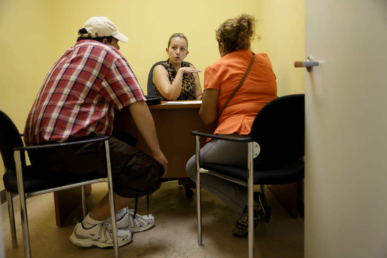 <b>La cobertura podría salirte muy barata </b>(o hasta gratis)
<br>La mayoría de las
<b> personas que actualmente tienen cobertura a través de Obamacare reciben asistencia financiera</b> y el promedio de ayuda por familia es de 742 dólares mensuales que cubren el 85% de la prima,
<a href="https://www.getcovered2021.org/assets/Get-Covered-2021-Launch-News-Release-11-19-20.pdf">destaca</a> la coalición nacional Get Covered, que busca ayudar a personas no aseguradas a obtener cobertura.
<br>
<br>Para optar por los subsidios o créditos fiscales para el pago de las primas debes tener
<b>un ingreso que oscile entre el 100% y el 400% del nivel federal de pobreza,</b> no ser elegible a cobertura pública (Medicaid, Medicare o CHIP) y no tener acceso a un seguro médico a través de tu trabajo. En este
<a href="https://www.cuidadodesalud.gov/es/lower-costs/qualifying-for-lower-costs/">enlace</a> puedes determinar si calificas para estas ayudas.
<br>
<br>Además, personas dentro de un rango específico de ingresos también pueden recibir ayudas financieras para costear los desembolsos (
<i>out of pocket costs</i>) que se pagan al usar determinados servicios de salud.
<br>