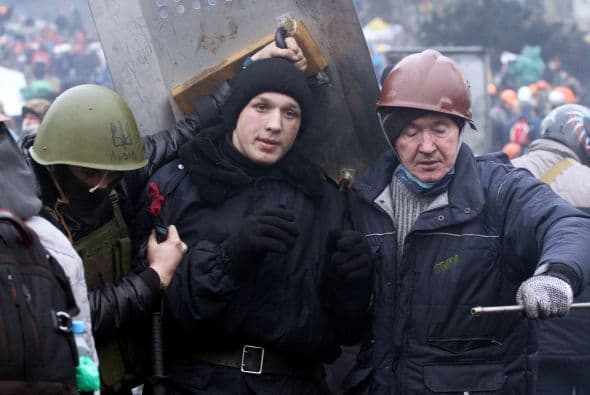 Un manifestante es arrestado por policías en el centro de Kiev, zona controlada por la oposición.