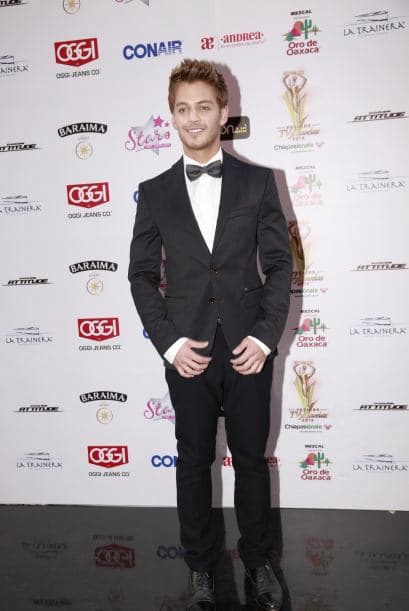 Con apenas 24 años de edad, Polo Morín se ha convertido en el favorito de chicas y grandes. ¿Será por estos bellos ojos y la sexy barba de dos días que presumió por toda la red carpet? ¡Seguramente!