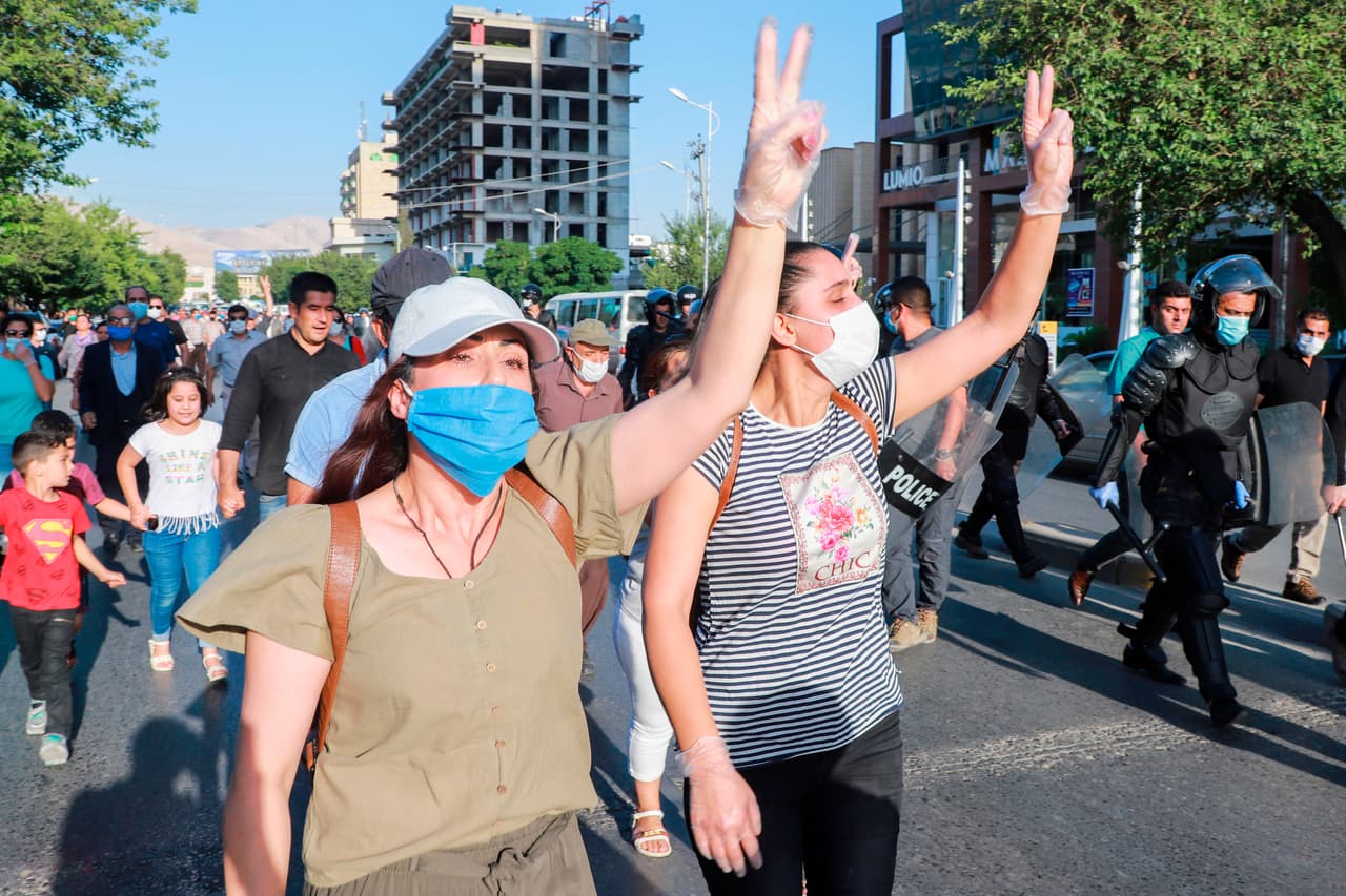 Todas las personas deben cubrirse la cara cuando estén en contacto con cualquier individuo que no viva en su misma residencia, tanto en áreas públicas como privadas.