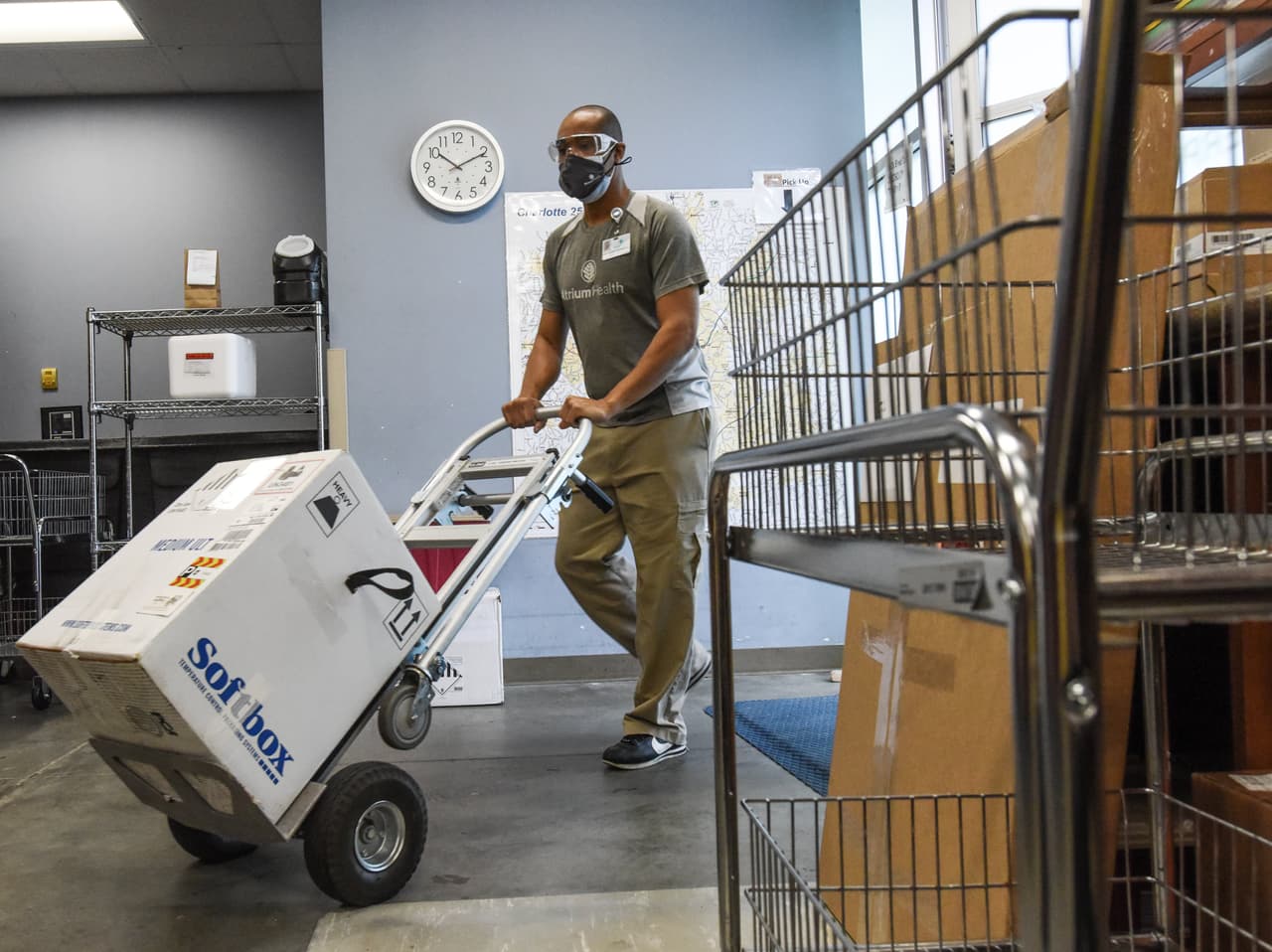La primeras vacunas serán suministradas a trabajadores de primera línea en las unidades de cuidados intensivos y en áreas hospitalarias con mayor riesgo de contraer el covid-19.