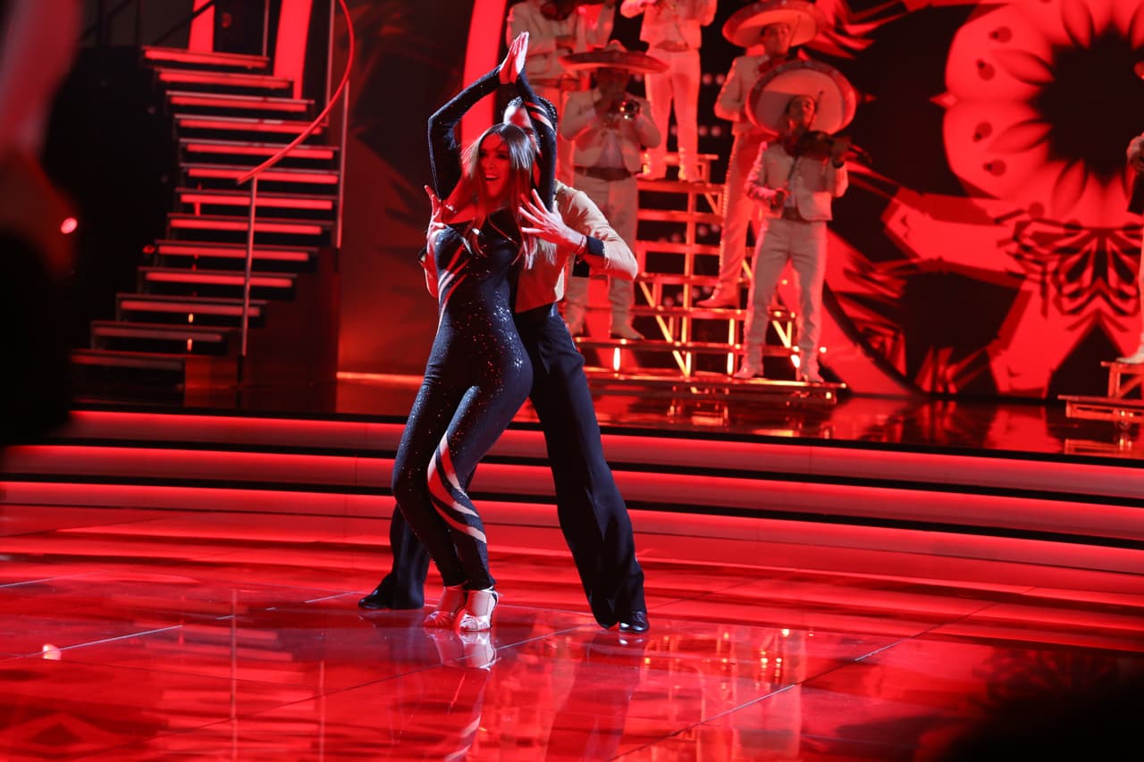 Para su último acto, la también modelo usó un enterizo negro y de medio hombro.