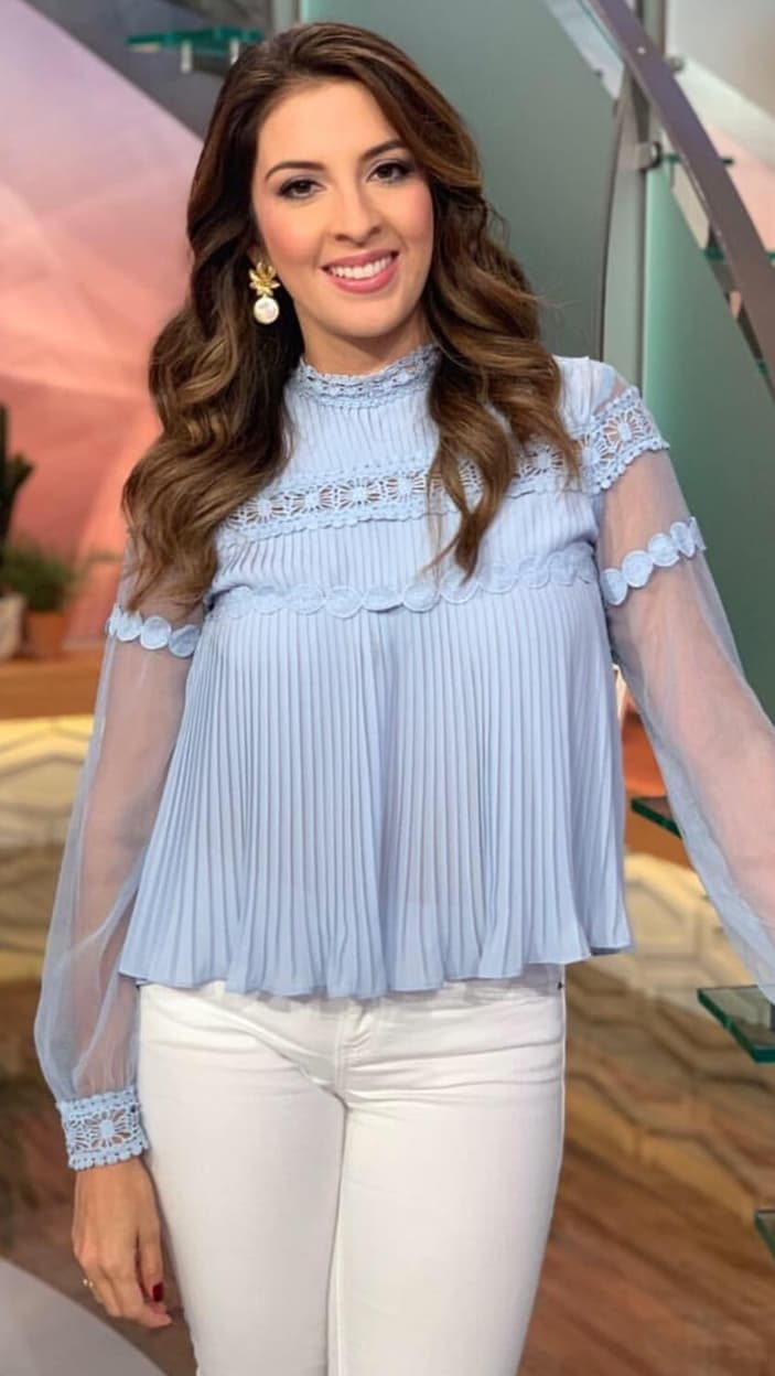 Maity Interiano optó por el color ‘baby blue’, que de acuerdo con Andrea Chediak está muy de moda, al igual que los volantes y el tul que hacen de su look un estilo romántico.
<br>