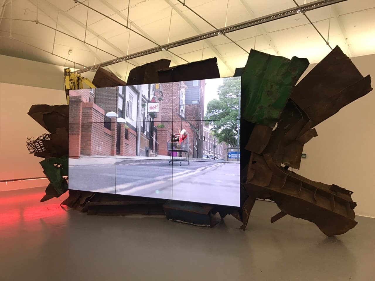 Más de 200 galerías de todo el mundo, con piezas de arte moderno y contemporáneo, exhiben las creaciones de unos cuatro mil artistas.