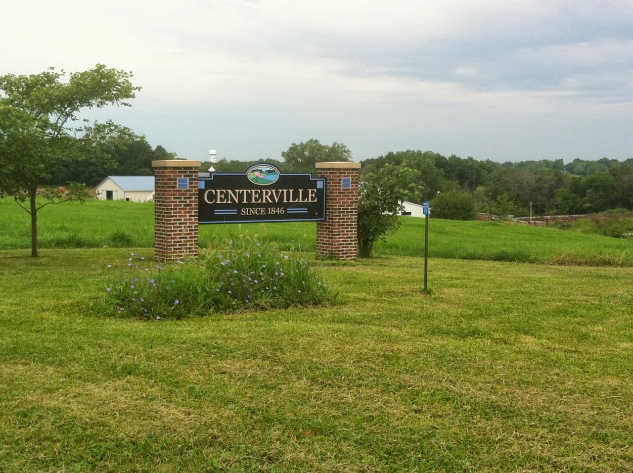 <b>En Iowa | el lugar más pobre es Centerville</b>
<br>
<br>🔘 
<b>Ingreso medio de Centerville:</b> $34,805
<br>🔘 
<b>Ingreso medio de Iowa:</b> $60,523
<br>🔘 
<b>Adultos con educación universitaria: </b>16.4%
<br>🔘 
<b>Población que vive en la pobreza: </b>22.6%
<br>🔘 
<b>Valor promedio de la propiedad: </b>$68,400