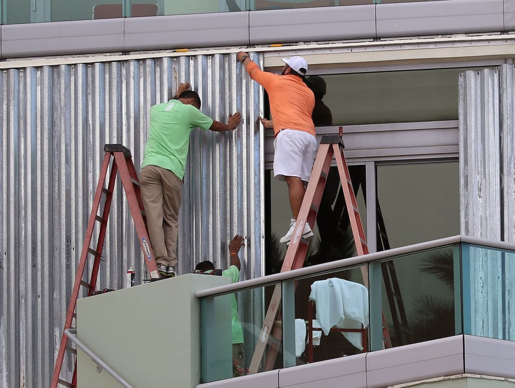 Ordenan la evacuación de más de 100,000 personas en el condado de Miami-Dade
