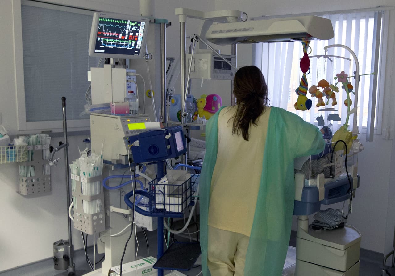 Un caso similar es el de la enfermera Beverly Allitt, quien en 1991 asesinó a cinco niños y causó daños corporales a otros que estaban bajo su cuidado en un hospital de Inglaterra. El personal médico sospechó porque constantemente se registraban paros cardíacos en la sala de niños y alertaron a las autoridades. En 1993, Allitt fue declarada culpable y condenada a cadena perpetua por el Tribunal de Nottingham.