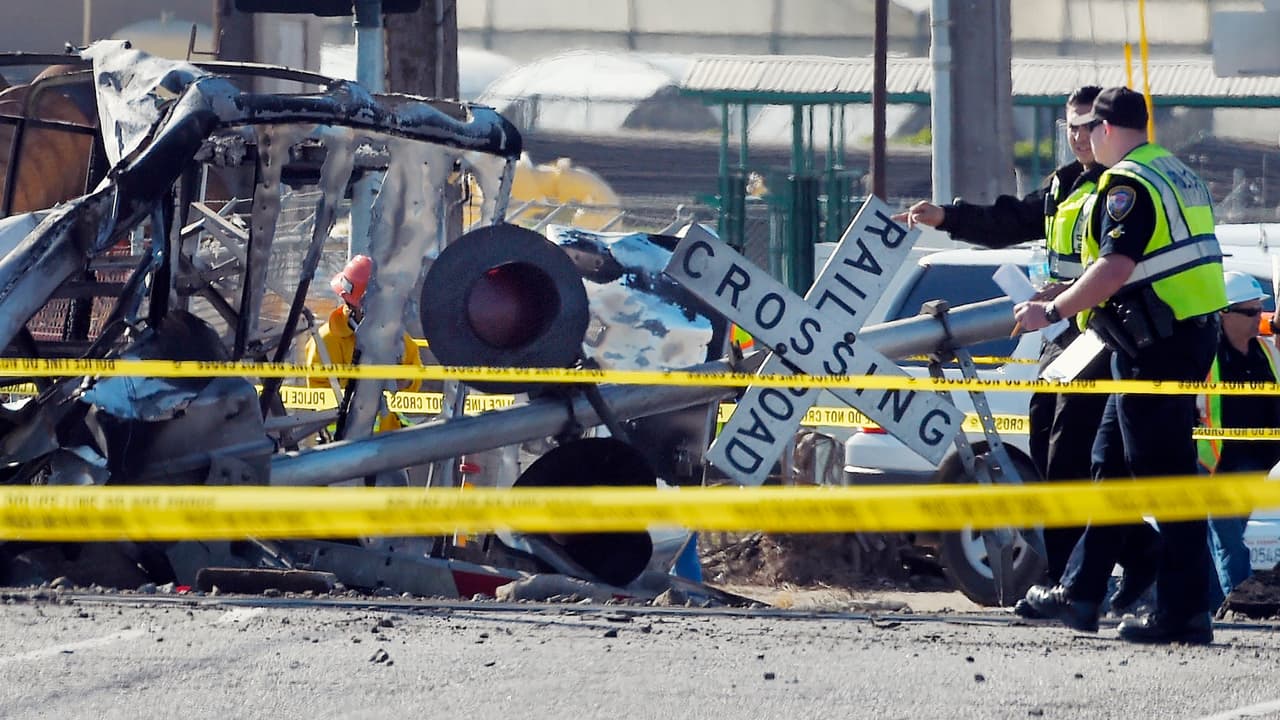 Vendedora de tacos lucha por su vida tras accidente entre un tren y un camión de remolque en Oxnard