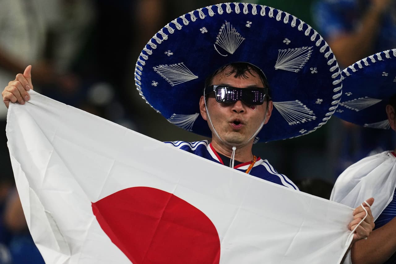 Un aficionado anima antes del partido de fútbol del Grupo F de la Copa Mundial entre Túnez y Japón en Guadalupe, cerca de Monterrey, México, el sábado 20 de junio de 2026.