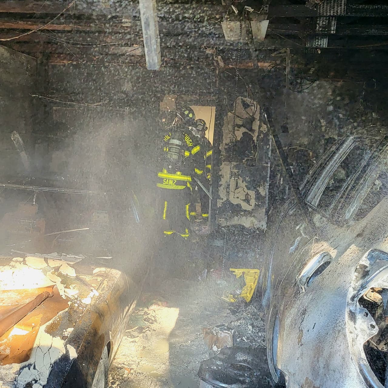 Un garaje se incendió y las llamas consumieron tres vehículos, incluyendo una motocicleta, en Riverview, en la Bahía de Tampa. El fuego se originó la tarde del 8 de octubre cuando el residente de la vivienda cambiaba la bomba de gasolina de uno de los automóviles. El Departamento de Bomberos del condado Hillsborough acudió a sofocar las llamas y no se reportaron personas lesionadas.