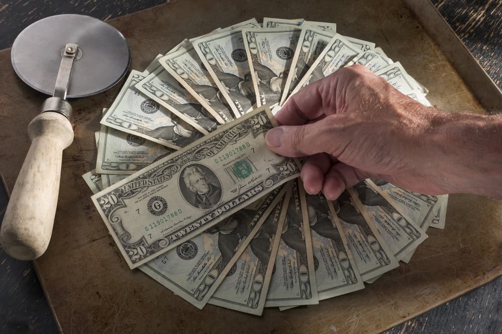 <b>Sagitario</b>
<br>A ti te aconseja la revolución, llegan oportunidades y te dicen que no dudes ni un instante, que saldrás adelante para conseguir lo que te corresponde, te recomienda que no seas egoísta y compartas tus logros o muchas personas se alejarán de ti.
<br>