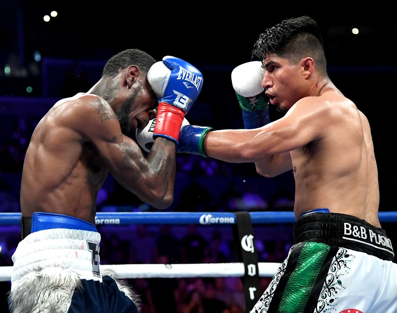 SIn embargo, García comenzó a equilibrar la balanza, primeramente, al neutralizar los insistentes ataques de Easter, ofreciendo resistencia a esos embates y con una defensa sólida, infranqueable.