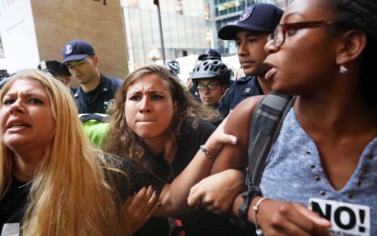 Los manifestantes se congregaron desde la tarde, en medio de un fuerte dispositivo de seguridad en Manhattan. (Shannon Stapleton/AP)