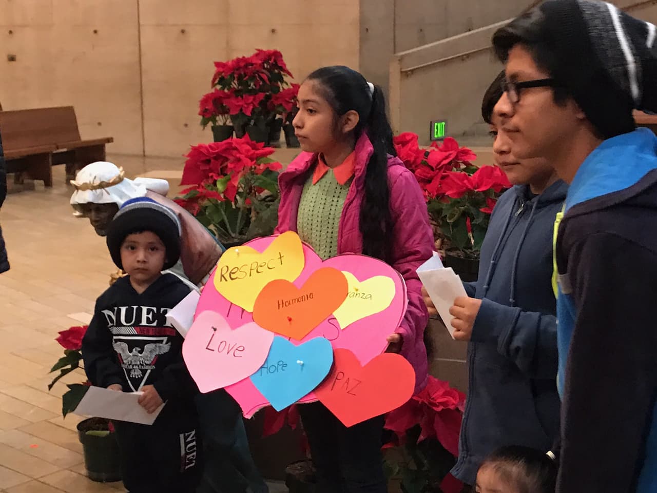 Los niños también elaboraron corazones de cartón con distintas palabras que colocaron sobre una figura más grande que decía “El Corazón de Trump”.