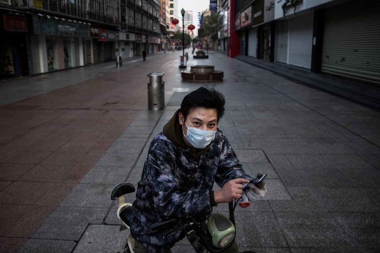 Como no hay transporte, la gente que sale de su hogar solo puede conducir, usar bicicleta y volver a casa rápidamente, antes de que pasen tres horas.