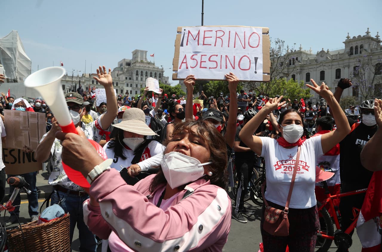 Sin embargo, el propio Congreso que lo puso en el poder le pidió la dimisión a Merino este domingo, tras la violenta represión de las protestas por su gobierno, en las que hubo dos muertos y cerca de un centenar de heridos.