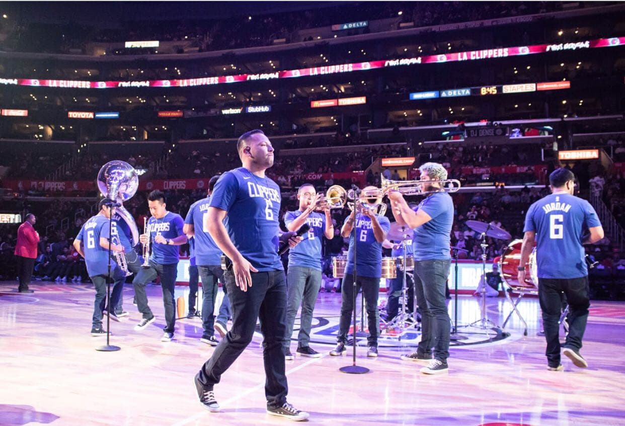 Todos los chicos de la banda crecieron escuchando música mexicana, herencia de sus padres y ahora buscan darle su propia esencia combinando el regional mexicano con ritmos como el rap, el pop y el género urbano.