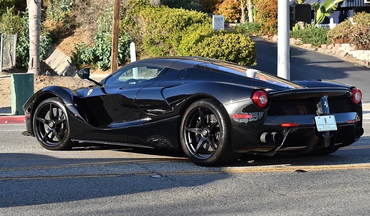 Kylie Jenner estaba emocionada al presentar el carro a sus seguidores, a través de un corto video en el que lo mostró con las puertas abiertas.