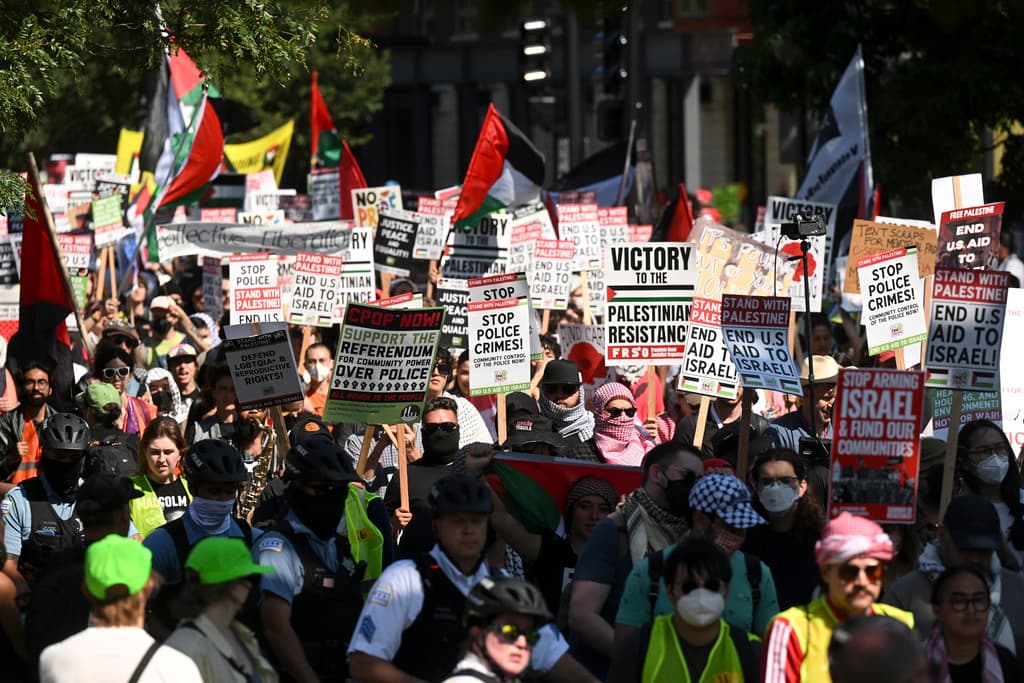 Los manifestantes acusaron a Biden de genocidio mientras marchaban hacia el United Center durante la Convención Nacional Demócrata.