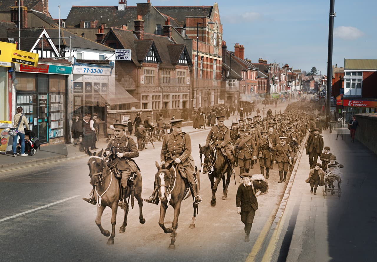<b>Tonbridge, Inglaterra (1914 - 2014).</b> Esta imagen superpone una fotografía tomada en una calle de Tonbridge, Reino Unido, en 2014 con una postal del 4to Regimiento de Lanceros Reales marchando por la misma vía durante la Primera Guerra Mundial. La Gran Guerra, como también se conoce este conflicto, comenzó el 28 de julio de 1914 y terminó el 11 de noviembre de 1918.