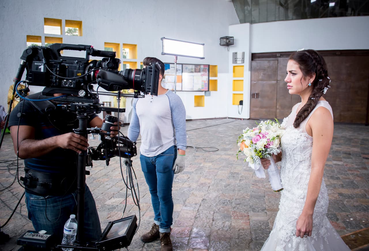 Ela Velden tuvo que concentrarse para llorar para lograr que las cámaras captaran sus lágrimas.