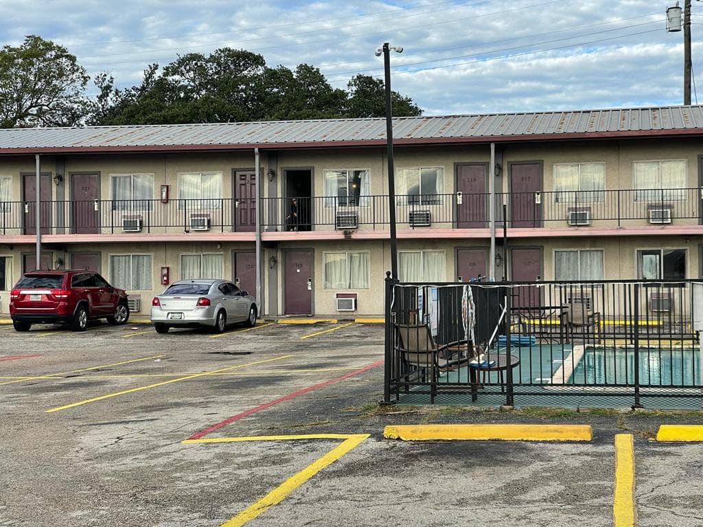 Los oficiales y el Servicio de Emergencia de los condados Austin y Travis llegaron a la escena y localizaron un hombre blanco en una habitación con aparentes heridas de bala.
<br>