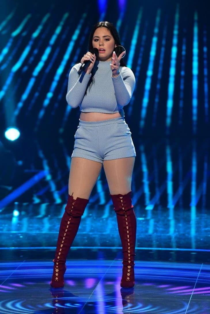 Es puertorriqueña y tiene 19 años.