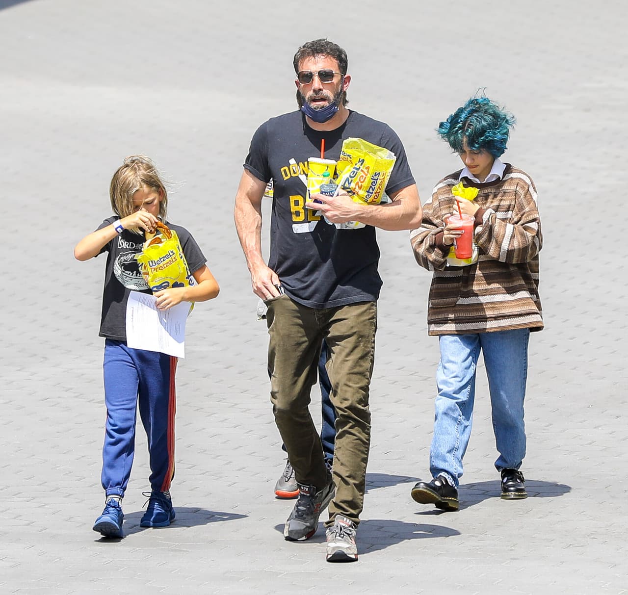 La fuente de Us Weekly mencionó que Jennifer López también está haciendo lo suyo con los hijos del actor. 
<br>