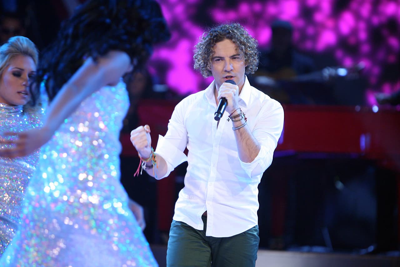 David Bisbal promocionó su tema "24 horas " en la semifinal de la primera temporada.