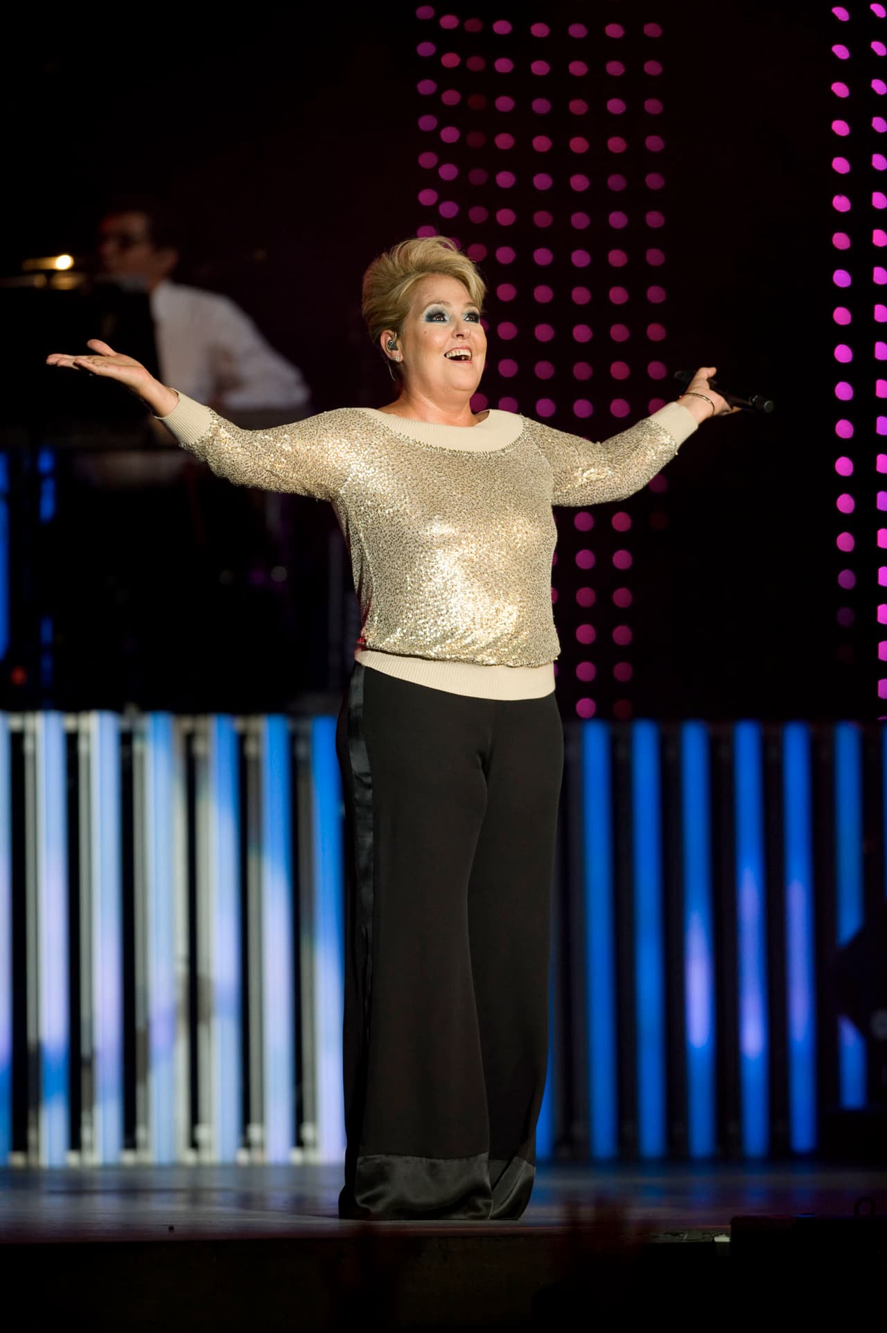 El público aún conserva a la cantante vigente y ella agradece a Dios por el momento lleno de luz por el que está pasando después de haber tocado fondo al conocer un mundo de excesos y perdiciones.