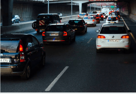Durante los 
<b>viajes en auto</b>, hacer paradas en el camino para repostar, comer o ir al baño puede ponerte en riesgo.