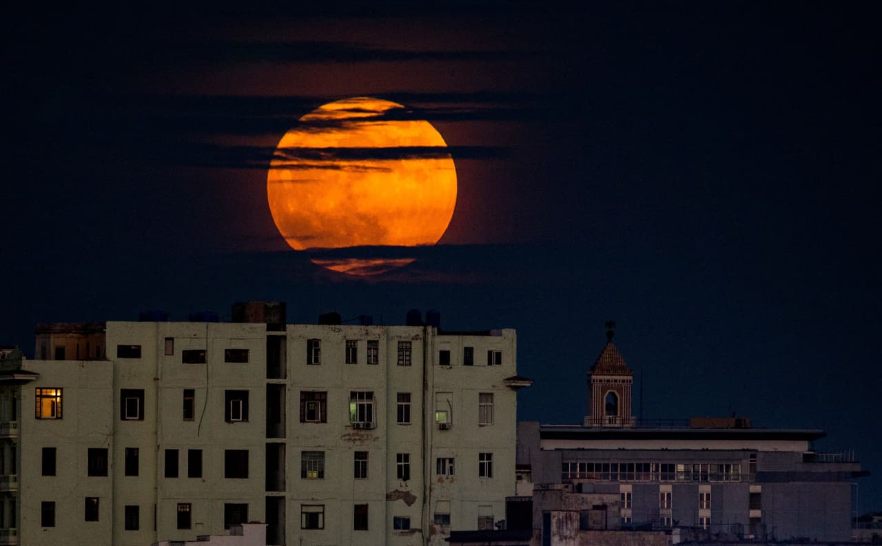Ni las bandas nubosas provocadas por el Huracán Idalia pudieron ocultar al Superluna Azul en la Habana, Cuba.