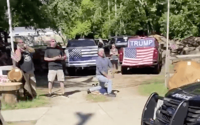 "Inaceptable y perturbador”: sancionan a dos hombres por recrear muerte de George Floyd 