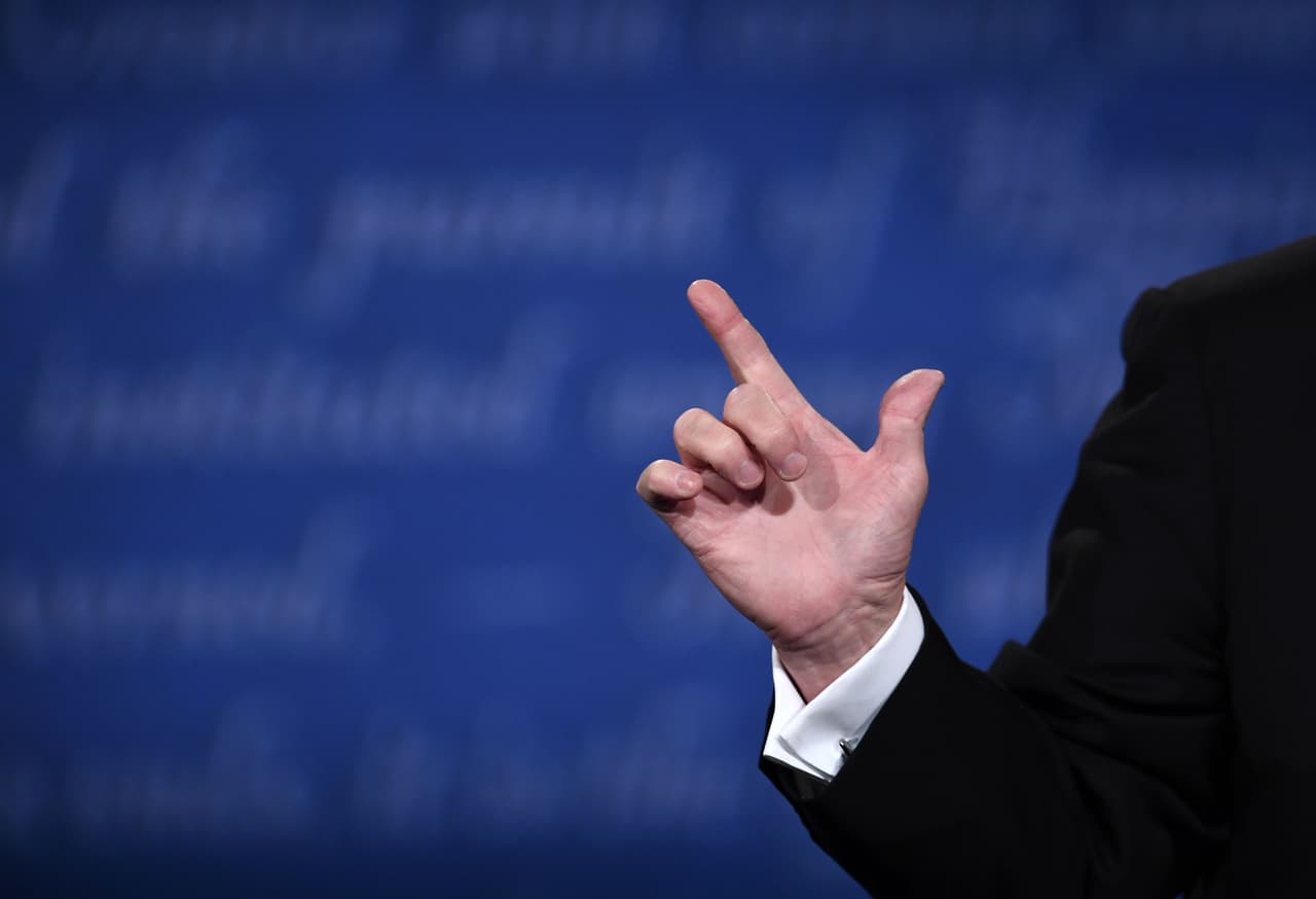 Donald Trump puntualiza una idea con su particular forma de colocar la mano derecha.