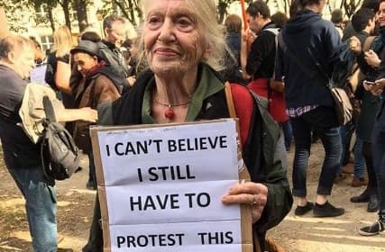"No puedo creer que aún siga protestando por esta mierda": la foto más icónica de las marchas no fue tomada hoy