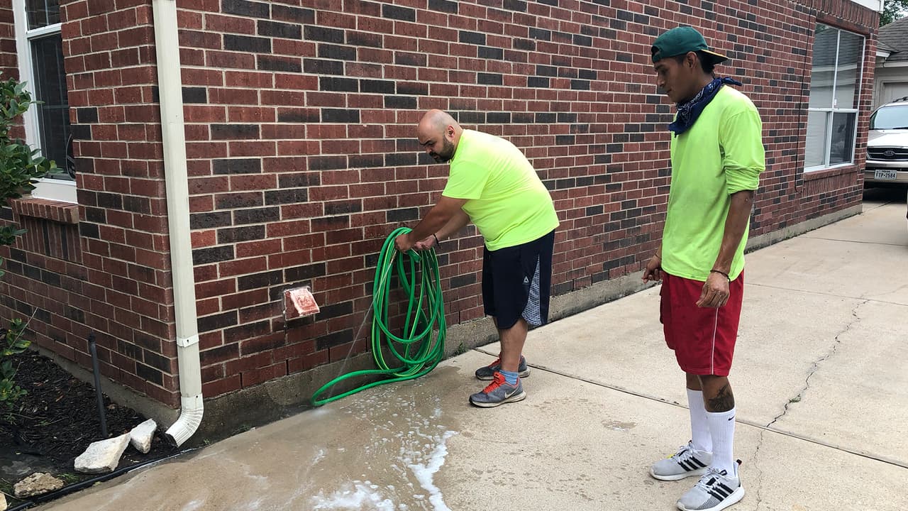 “Nosotros siempre nos lavamos las manos al terminar el recorrido, nos cambiamos la ropa y usamos desinfectante, además de las mascarillas y la distancia social que indican las autoridades”, agrega Arboleda.