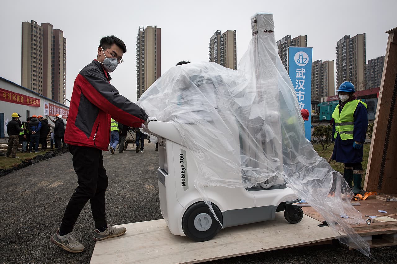 Equipos médicos siendo descargados por los trabajadores del hospital el 2 de febrero de 2020. Aunque las autoridades informaron que desde el lunes el nuevo hospital recibiría pacientes, un reporte del diario
<a href="https://www.nytimes.com/2020/02/03/world/asia/coronavirus-wuhan-hospital.html" target="_blank">The New york Times</a> asegura que solo están admitiendo personas a las que que oficialmente se haya confirmado su contagio con el coronavirus, y que hayan sido transferidos de otras instalaciones.