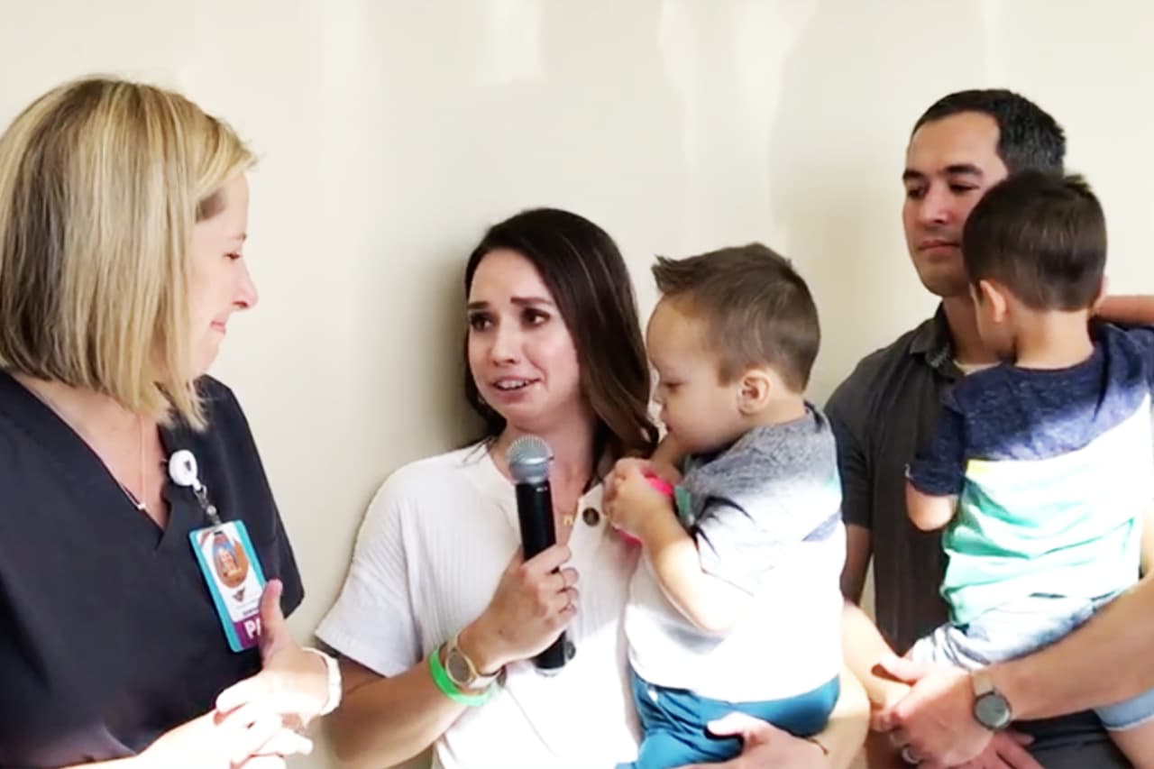 Donante de riñón es homenajeada por padres del niño al que le salvó la vida, y sus colegas