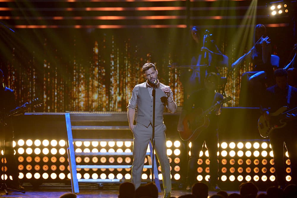 Este tema se convirtió en la Canción del año en la categoría Pop durante la entrega de Premio Lo Nuestro 2016.