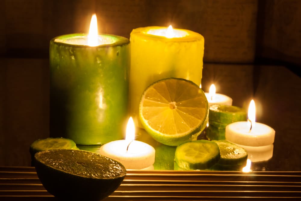 Un vino espumoso de tipo champagne junto a un adorno floral adecuado y un buen libro serán elementos que te ayudarán a combatir la tristeza otoñal.