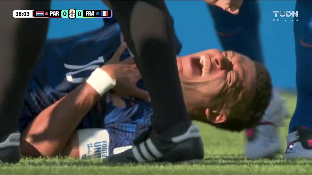 ¡Paraguay hace de todo para frenar a Mbappé y lo que pasa es increíble!
