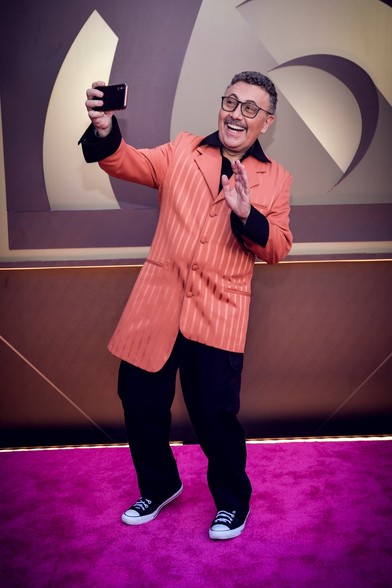 Fernando Arau, con tenis y un blazer color salmón.