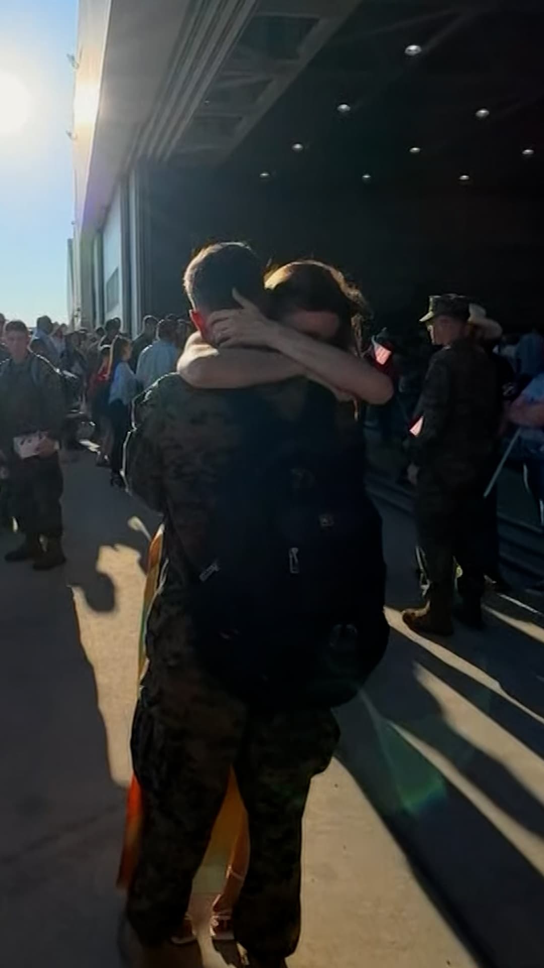 Marino hispano se reencuentra con sus padres tras pasar más de 300 días en operaciones militares en Oriente Medio