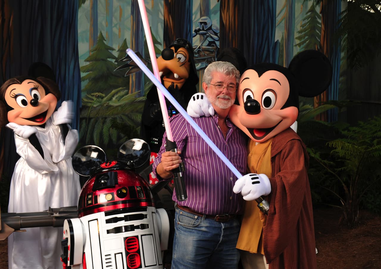 Para la sorpresa de muchos, en octubre del 2012, Disney compró los derechos de Lucasfilm y anunciaron una nueva trilogía de Star Wars.