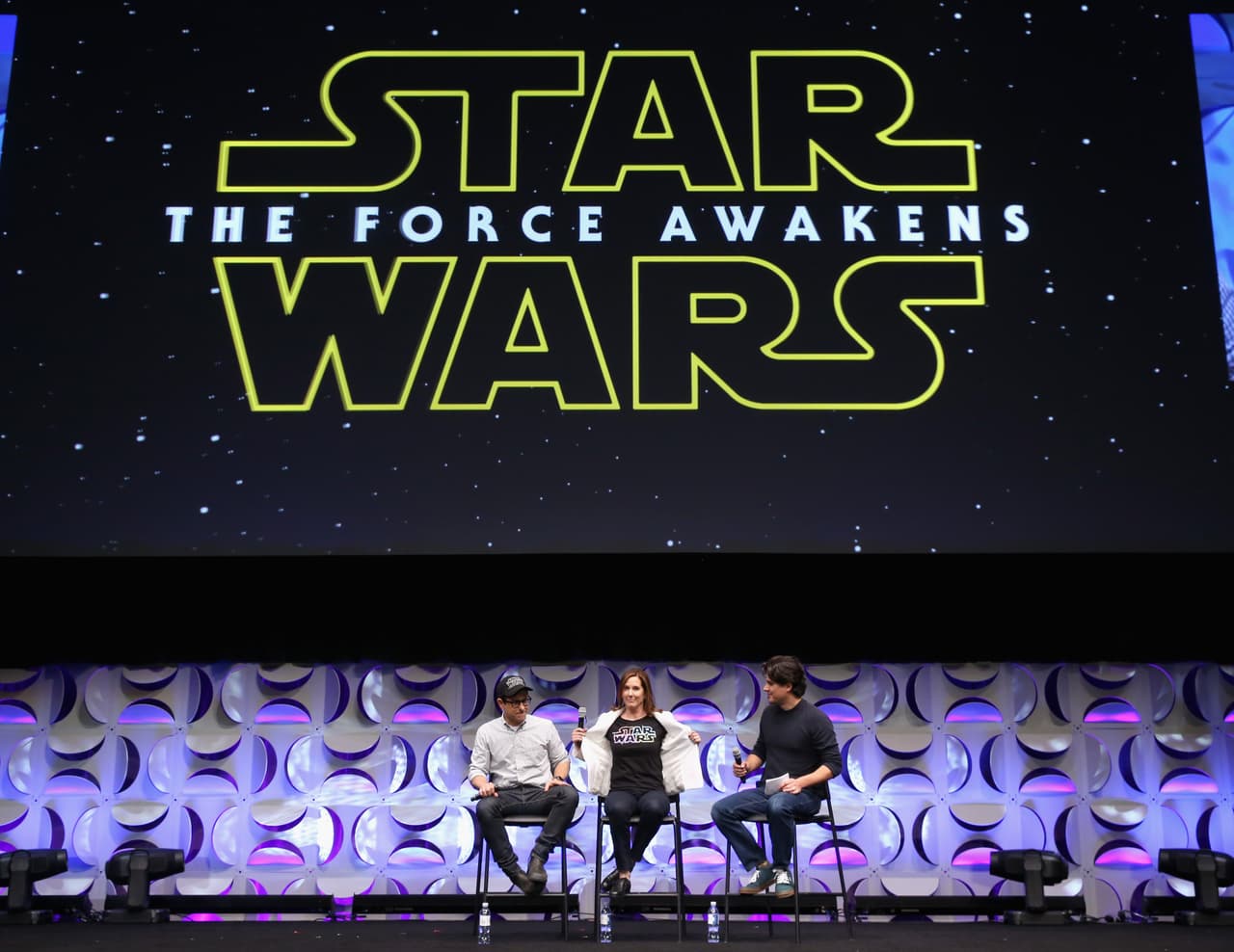 El primer capítulo se titula 'Star Wars: The Force Awakens', el cual muchos interpretaron como el renacimiento de la franquicia después de una década.