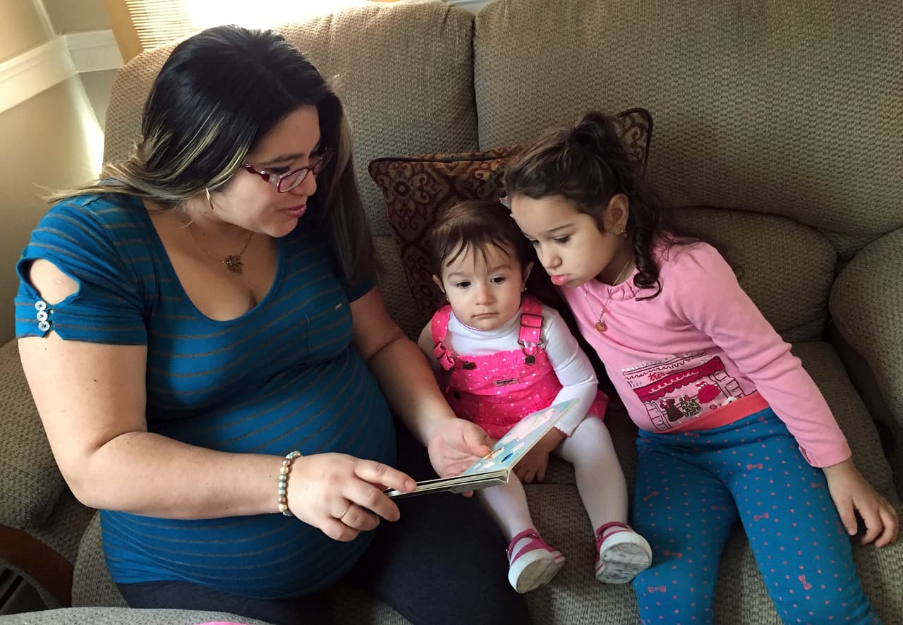 <b>Lea con sus hijos libros, revistas, comics, novelas, o novelas gráficas interesantes</b> que le emocionen a ella o él, según aconseja la Asociación Nacional del Aprendizaje en el Verano, o 
<a href="https://www.summerlearning.org/wp-content/uploads/2016/05/Tip-Sheet-for-Parents-1.pdf">National Summer Learning Association</a>.